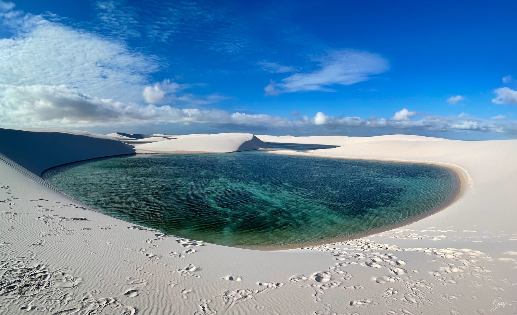 Laguna entre las dunas de Lençóis Maranhenses en Brasil