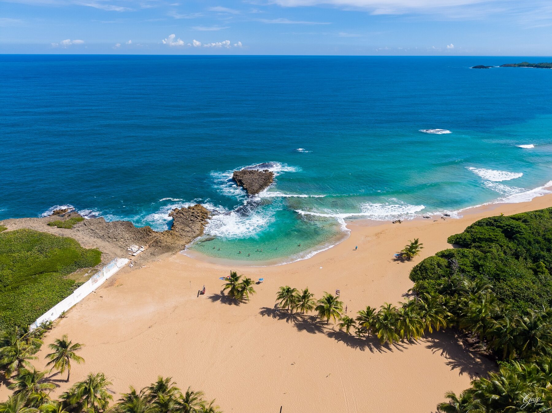 Vista aérea de la costa tropical de Puerto Rico